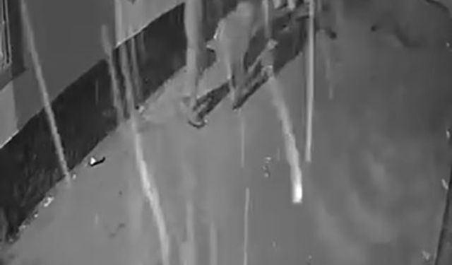 Kar maskeli şüpheliler eve ateş açıp o anları kaydetti