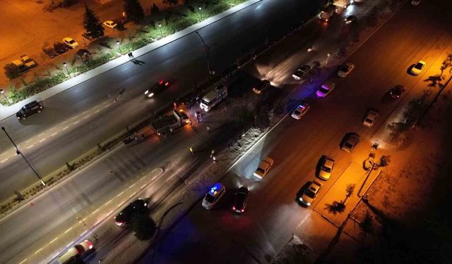Karaman’da kontrolden çıkan minibüs, aydınlatma direği ve ağaçlara çarptı