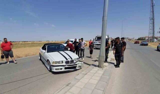 Karaman’da otomobil aydınlatma direğine çarptı: 1 yaralı