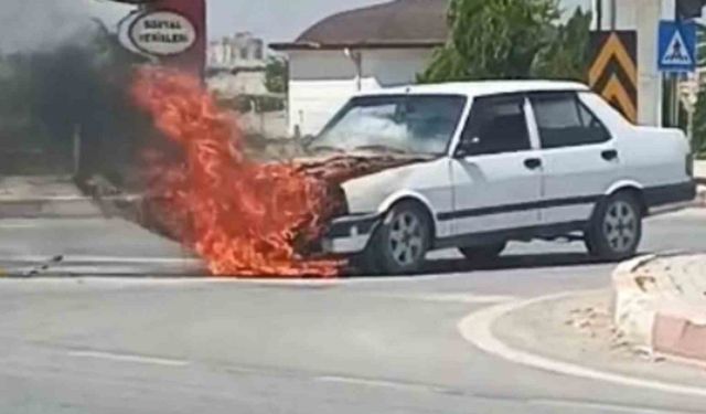 Karaman’da seyir halindeki otomobil alev alev yandı