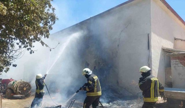 Karaman’da tahtaların tutuşması sonucu çıkan yangında alevler çatıya sıçradı