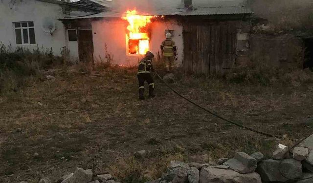 Kars’ta ev yangını kısa sürede söndürüldü
