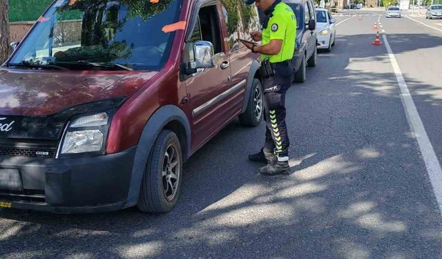 Kars’ta trafik kontrolleri sürüyor