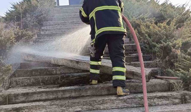 Kayı Anıtı’na çıkan tahta merdivenlerde yangın