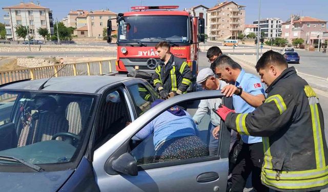 Kaza sonrası araçtan çıkamayan yaşlı kadını itfaiye kurtardı: 3 yaralı