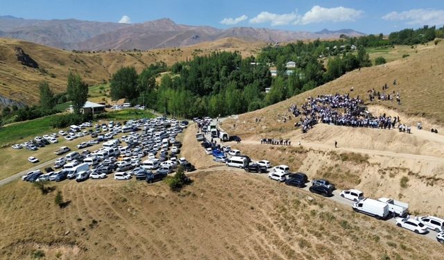 Kazada hayatını kaybeden aynı aileden 5 kişi gözyaşları içinde toprağa verildi