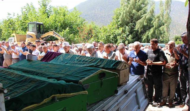 Kazada ölen anne, böbreğini verdiği oğlu ve kızı son yolculuğuna uğurlandı