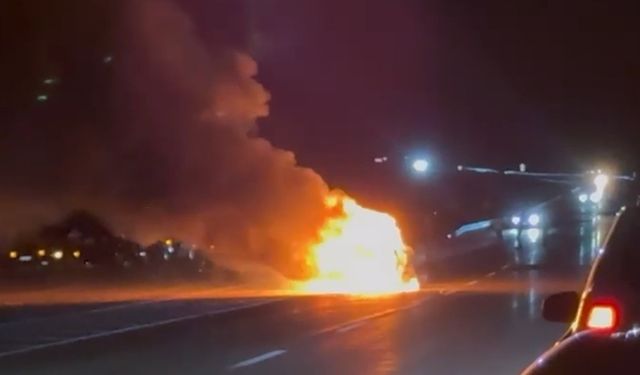 Kendiliğinden yanan araç alev topuna döndü