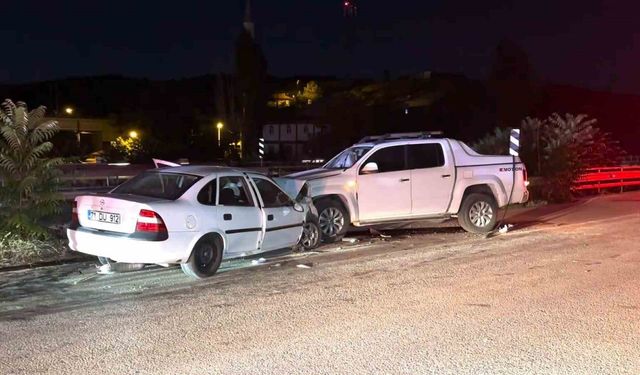 Kırıkkale’de otomobil ile kamyonet kafa kafaya çarpıştı: 3 yaralı