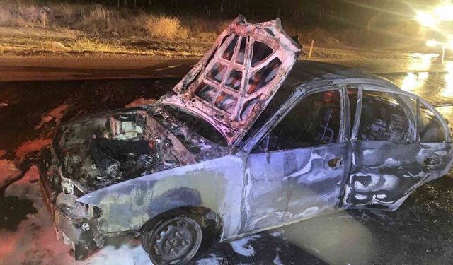 Kırıkkale’de seyir halindeki araç alev alev yandı: 2 yaralı