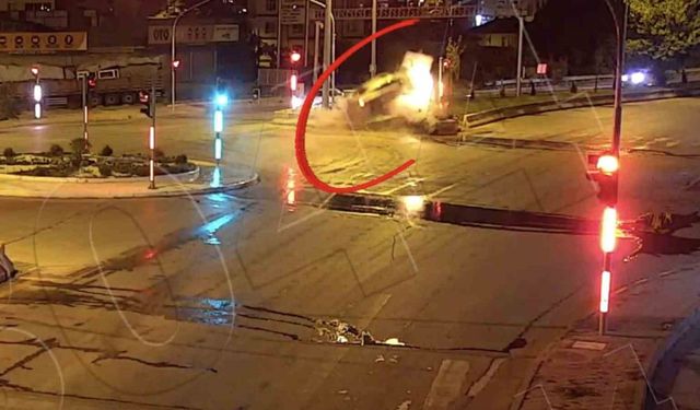 Kırıkkale’deki trafik kazaları kamerada: Kaza yapan otomobil yandı