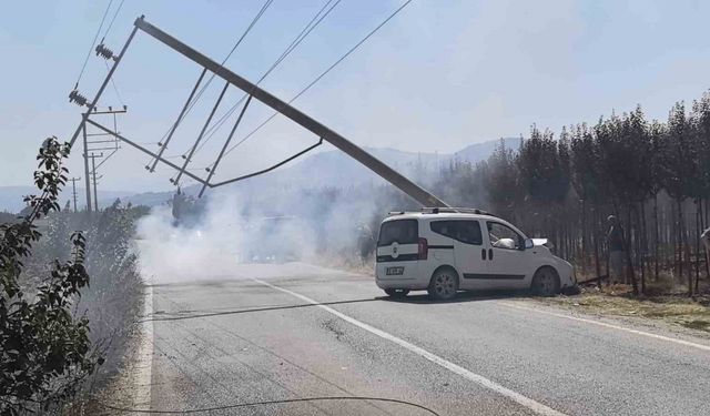 Bursa'da hafif ticari araç elektrik direğini yerle bir etti
