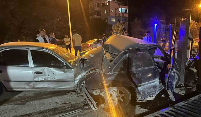 Kontrolden çıkan otomobil park halindeki araca çarptı... O anlar kamerada
