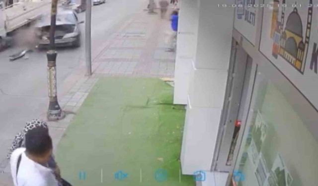 Kontrolünü kaybeden sürücünün caddeyi birbirine kattığı kaza kamerada