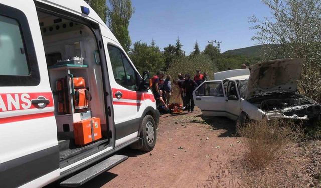 Kütahya’da kontrolden çıkan otomobil şarampole devrildi: 3 yaralı