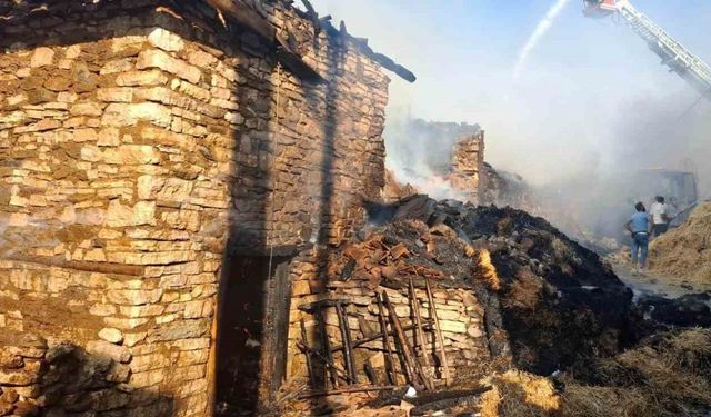 Kütahya’da köyde çıkan yangında 4 ev hasar gördü