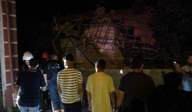 Malatya’da hasarlı evin çatısı çöktü