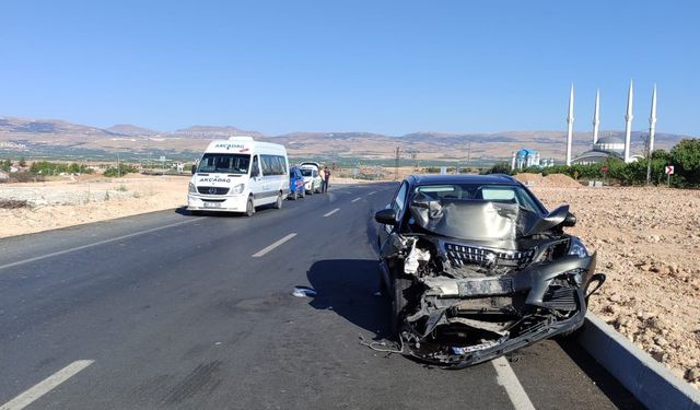 Malatya’da minibüs ile otomobil çarpıştı: 9 yaralı