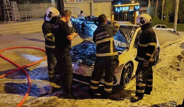 Mardin’de seyir halindeki otomobil alev aldı