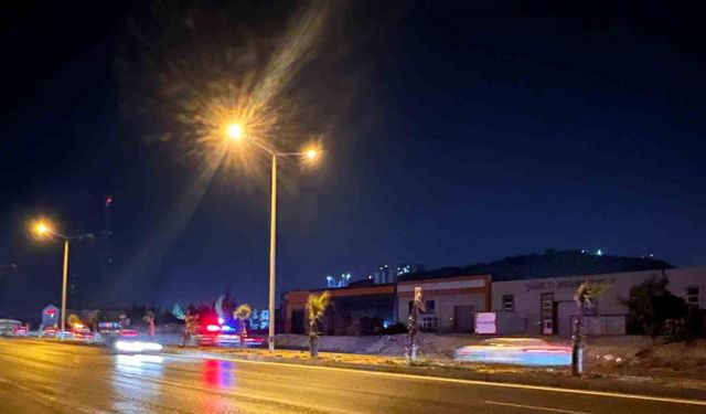 Markete gitmek isteyen anne ve kızına otomobil çarptı: Anne öldü, kızı ağır yaralandı