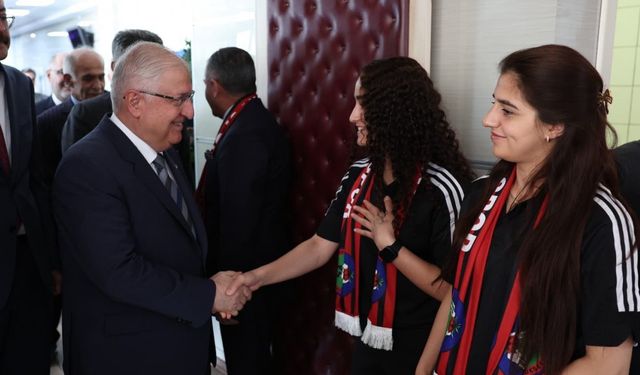 Milli Savunma Bakanı Güler, Yüksekova Kadın Futbol Takımı ile bir araya geldi