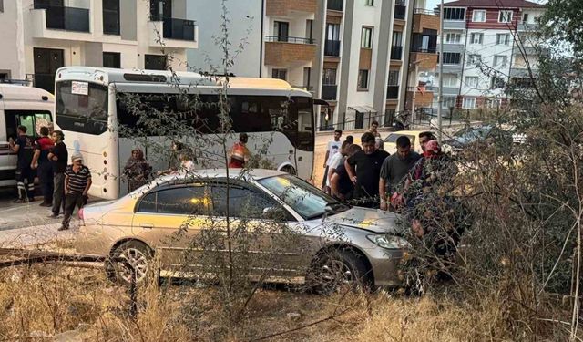 Minibüsle otomobil çarpıştı, yaya kaldırımındaki vatandaş yaralandı
