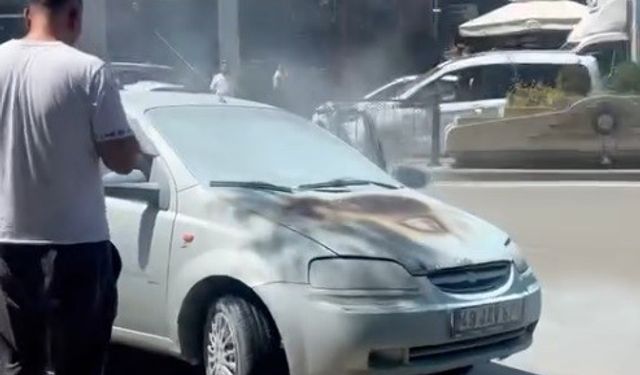 Motor kısmı alev alan otomobil, vatandaşların hızlı müdahalesi ile söndürüldü