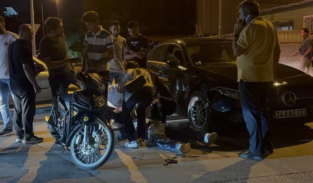 Motosikletle otomobile çarpan genç yaralandı