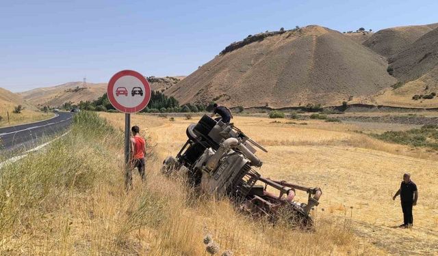Muş’ta beton pompası yüklü tırı şarampole yuvarlandı