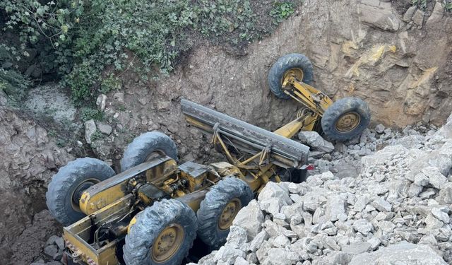 Ordu’da freni patlayan iş makinası uçuruma yuvalandı: O anlar kamerada