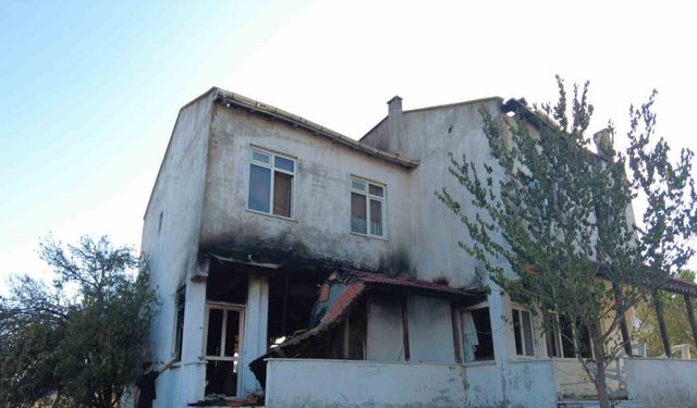 Orman yangınında; 7 ev yandı, 2 bin 700 kişi tahliye edildi, 15 kişi yaralandı