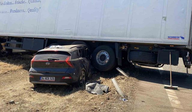 Otomobil, tırın altında metrelerce sürüklendi