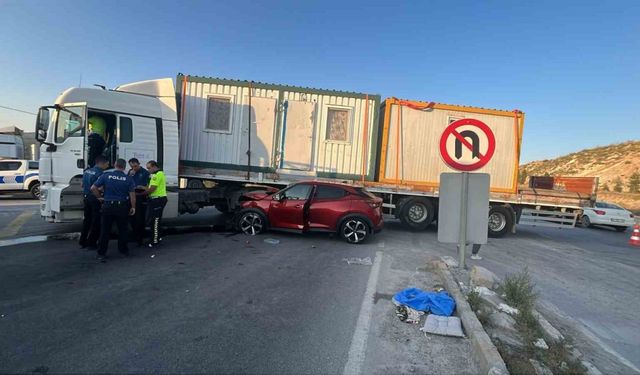 Otomobilin tırla çarpıştığı kazada 4 kişi yaralandı