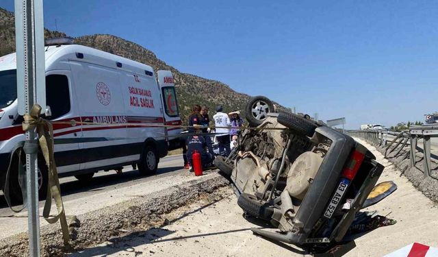 Refüje çarparak takla atan Tofaş kullanılmaz hale geldi: 4 yaralı