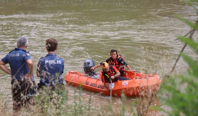 Sakarya Nehri’ne düştüğü iddia edilen 22 yaşındaki genç aranıyor