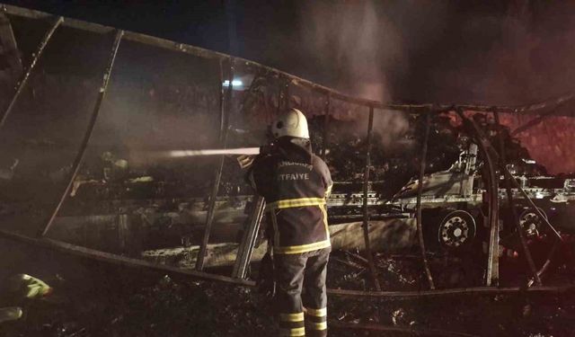 Şanlıurfa’da alev alev yanan tır hurda yığınına döndü