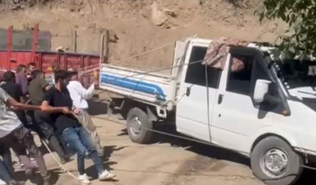 Şemdinli’de halatlı kurtarma operasyonu: Kamyonet uçurumun kenarından kurtarıldı