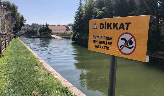 Serinlemek için Porsuk Çayı’na girdi, zabıta ekipleri tarafından çıkarıldı