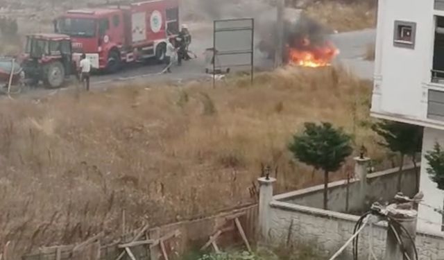 Seyir halindeki otomobil alev aldı: Son anda kurtuldular