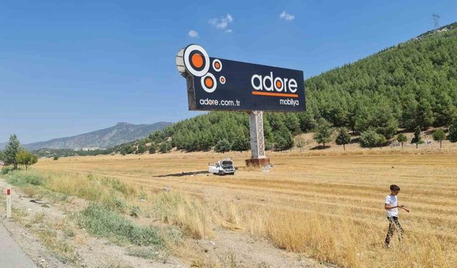 Sollamak istediği otobüse çarpıp tarlaya uçtu, 1’i ağır 3 kişi yaralandı