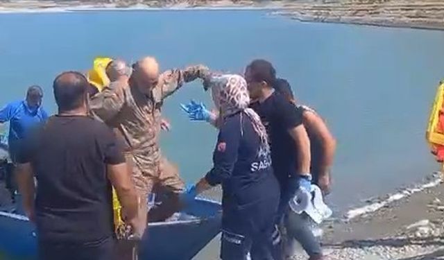 Su almak için indiği barajdan kalkamayan eğitim uçağındaki pilotları çiftçi teknesiyle kurtardı