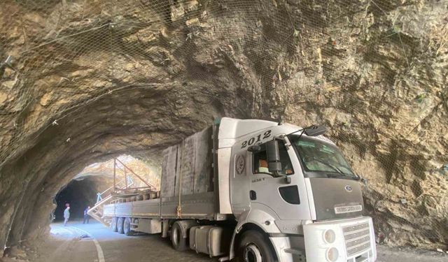 Taş Yolu tırın tünele sıkışması sonucu ulaşıma kapatıldı