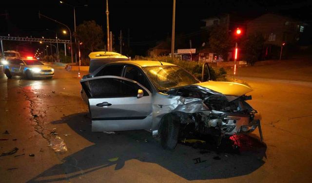 Ticari taksi ile otomobil kafa kafaya çarpıştı: 3 yaralı