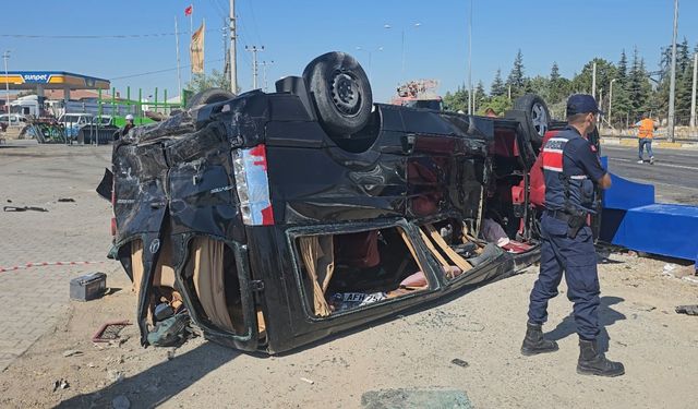 Tır, önünde seyreden 2 minibüse çarptı: 3 yaralı
