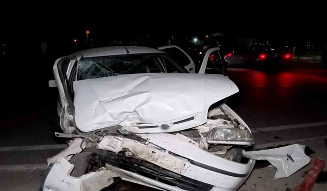 Tıra arkadan otomobil hurdaya döndü: 2 yaralı