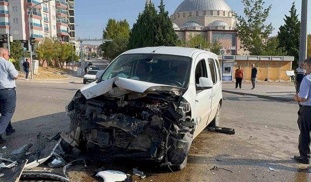 Vakaya giden sivil ekip aracı ile otomobil çarpıştı: 2’si polis 3 yaralı