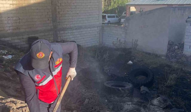Van’da atık araç lastikleri yandı