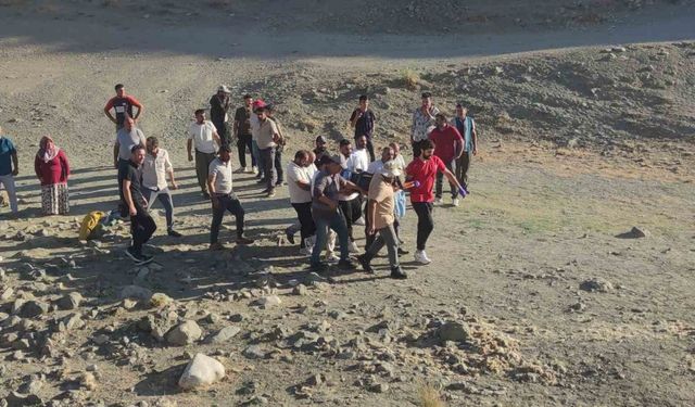 Van’da traktörün römorku devrildi: 8 yaralı