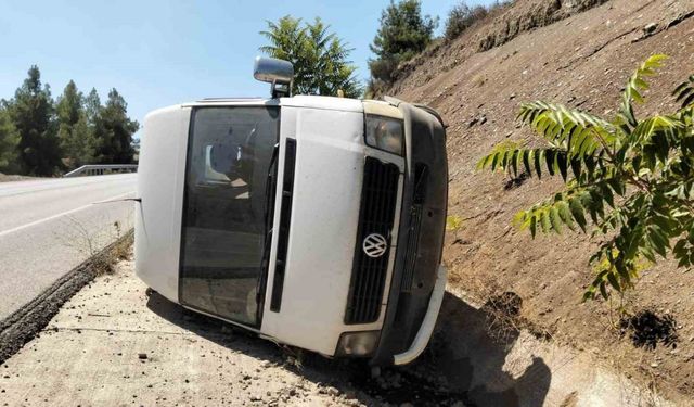Viraja hızlı giren minibüs şarampole devrildi: 1 yaralı