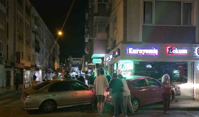 Yalova’da çarpışan iki otomobil kuruyemiş dükkanına girdi
